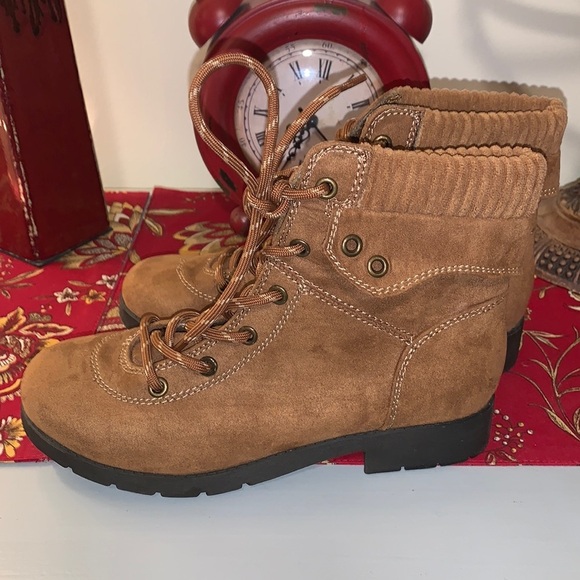 St John’s Bay Size 6.5 Medium.  Like new condition. - Picture 1 of 9